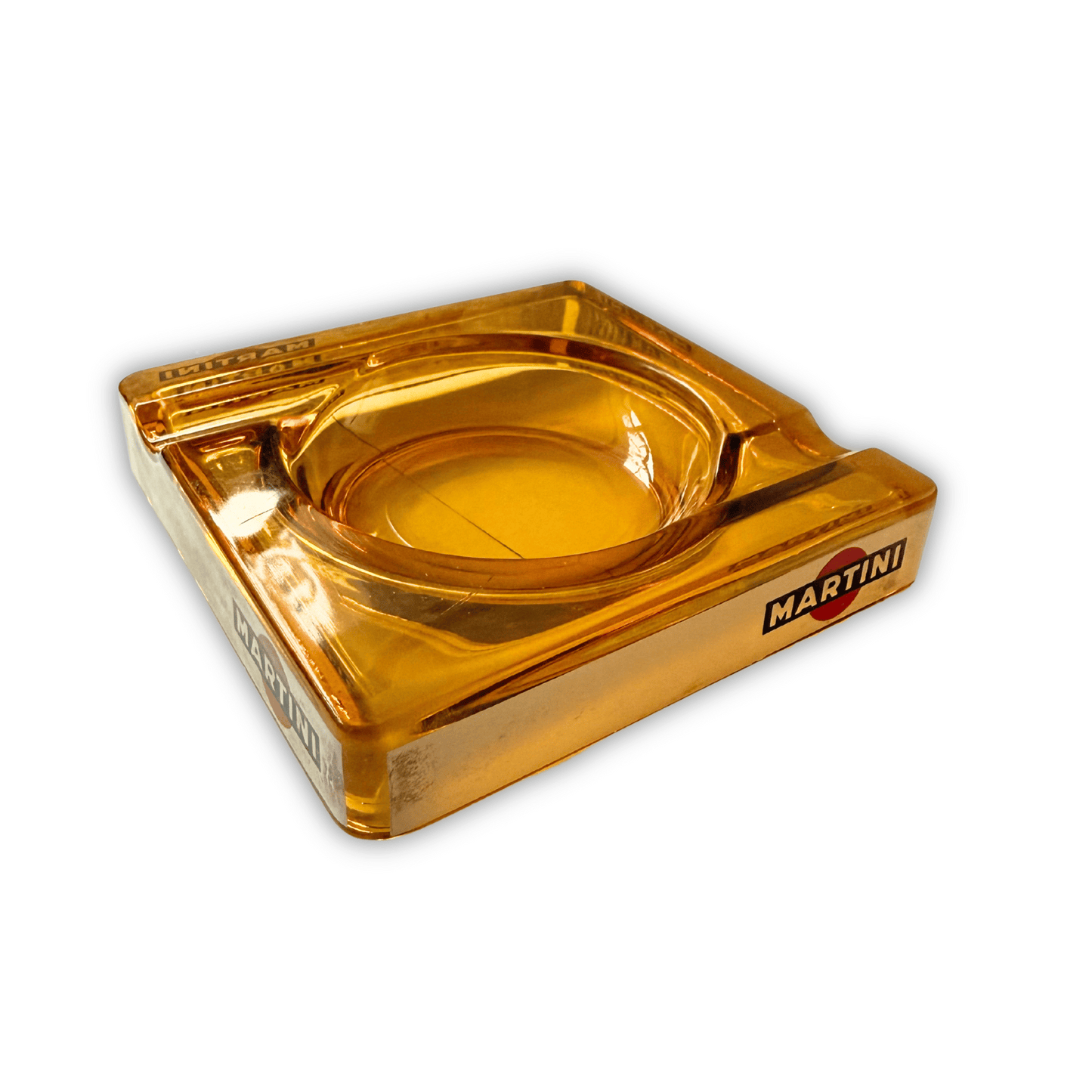 Un cendrier Martini tout droit sorti d’un autre temps. Son verre ambré et son design carré lui donnent un charme fou, parfait pour apporter une touche vintage à n’importe quel espace. Il a vécu, il a servi, et c’est ce qui fait toute son authenticité.