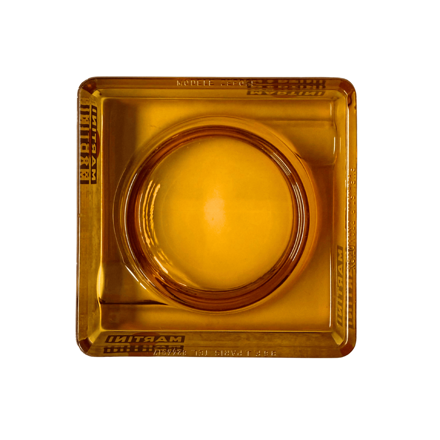 Un cendrier Martini tout droit sorti d’un autre temps. Son verre ambré et son design carré lui donnent un charme fou, parfait pour apporter une touche vintage à n’importe quel espace. Il a vécu, il a servi, et c’est ce qui fait toute son authenticité.