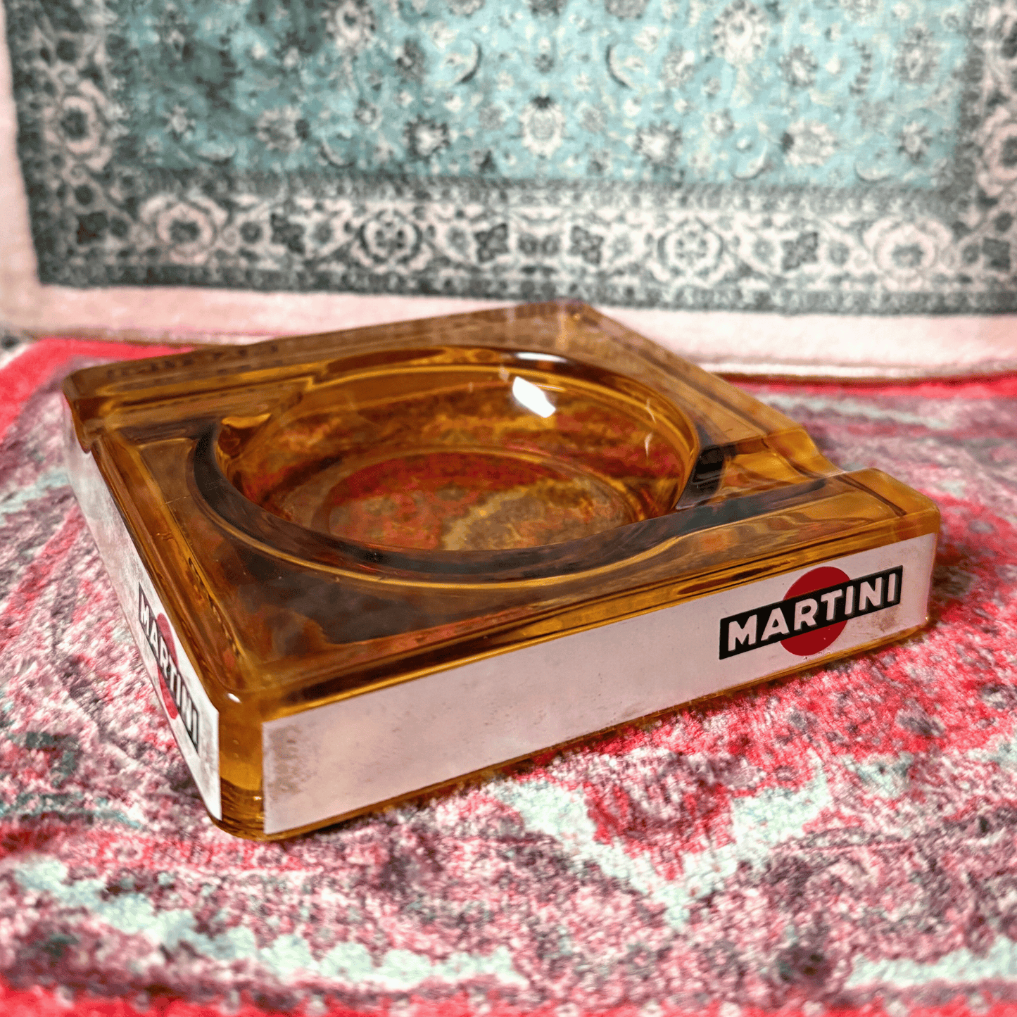 Un cendrier Martini tout droit sorti d’un autre temps. Son verre ambré et son design carré lui donnent un charme fou, parfait pour apporter une touche vintage à n’importe quel espace. Il a vécu, il a servi, et c’est ce qui fait toute son authenticité.