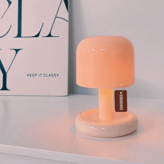 Petite lampe champignon de bureau, design rétro-futuriste et minimaliste, idéale pour une touche tendance et cosy dans un espace de travail.